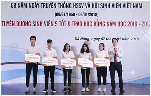 ĐH Duy Tân cấp Học bổng Tài năng với tổng giá trị gần 6 tỉ đồng - Ảnh 1. ĐH Duy Tân cấp Học bổng Tài năng với tổng giá trị gần 6 tỉ đồng - Ảnh 1.
