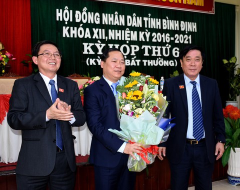 Bầu ông Nguyễn Phi Long làm phó chủ tịch UBND tỉnh Bình Định - Ảnh 1. Bầu ông Nguyễn Phi Long làm phó chủ tịch UBND tỉnh Bình Định - Ảnh 1.
