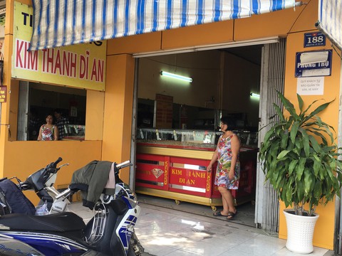 Chủ tiệm vàng nhìn thấy tên cướp đổ máu khi đập vỡ kính - Ảnh 1. Chủ tiệm vàng nhìn thấy tên cướp đổ máu khi đập vỡ kính - Ảnh 1.
