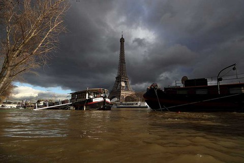 Thế giới trong tuần qua ảnh: Paris ngập trong biển nước - Ảnh 1. Thế giới trong tuần qua ảnh: Paris ngập trong biển nước - Ảnh 1.
