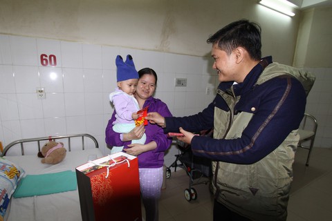 Quà xuân bạn đọc Tuổi Trẻ đến với bệnh nhi hiểm nghèo Đà Nẵng - Ảnh 2. Quà xuân bạn đọc Tuổi Trẻ đến với bệnh nhi hiểm nghèo Đà Nẵng - Ảnh 2.