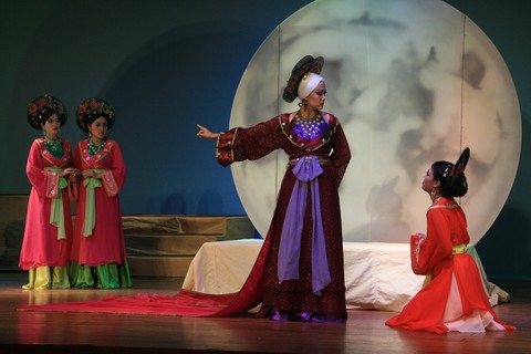 Kịch Tết: Giấc mộng vàng son và một Hồng Ánh khác - Ảnh 3. Kịch Tết: Giấc mộng vàng son và một Hồng Ánh khác - Ảnh 3.