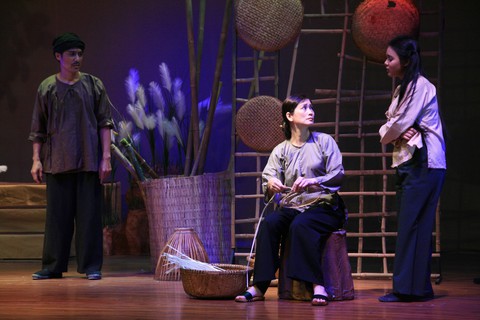 Kịch Tết: Giấc mộng vàng son và một Hồng Ánh khác - Ảnh 5. Kịch Tết: Giấc mộng vàng son và một Hồng Ánh khác - Ảnh 5.