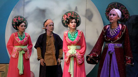 Kịch Tết: Giấc mộng vàng son và một Hồng Ánh khác - Ảnh 1. Kịch Tết: Giấc mộng vàng son và một Hồng Ánh khác - Ảnh 1.