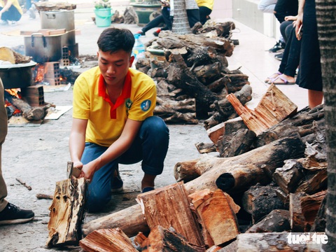 Sinh viên miền Nam gói bánh chưng xanh - Ảnh 11. Sinh viên miền Nam gói bánh chưng xanh - Ảnh 11.