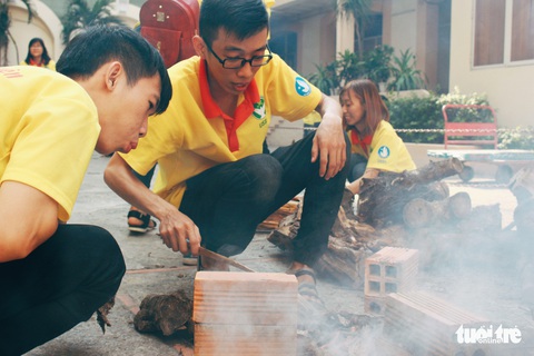 Sinh viên miền Nam gói bánh chưng xanh - Ảnh 13. Sinh viên miền Nam gói bánh chưng xanh - Ảnh 13.