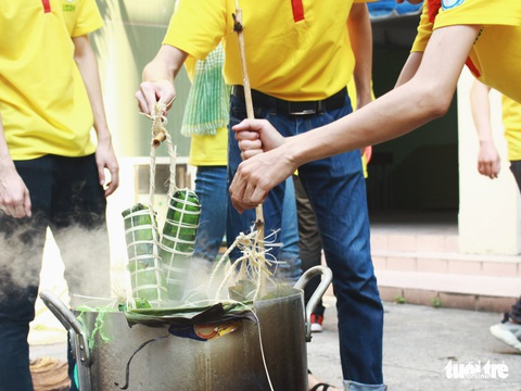Sinh viên miền Nam gói bánh chưng xanh - Ảnh 14. Sinh viên miền Nam gói bánh chưng xanh - Ảnh 14.