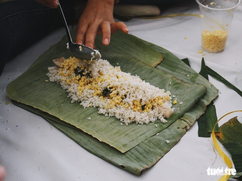 Sinh viên miền Nam gói bánh chưng xanh - Ảnh 4. Sinh viên miền Nam gói bánh chưng xanh - Ảnh 4.