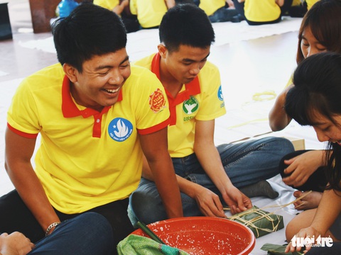 Sinh viên miền Nam gói bánh chưng xanh - Ảnh 5. Sinh viên miền Nam gói bánh chưng xanh - Ảnh 5.