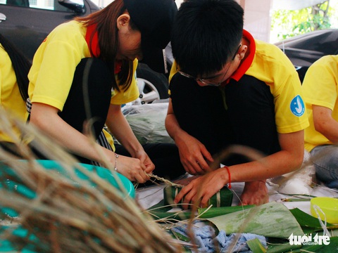 Sinh viên miền Nam gói bánh chưng xanh - Ảnh 6. Sinh viên miền Nam gói bánh chưng xanh - Ảnh 6.