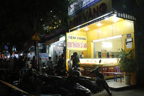 Trích camera truy tìm nghi phạm cướp tiệm vàng tại Bình Dương - Ảnh 1. Trích camera truy tìm nghi phạm cướp tiệm vàng tại Bình Dương - Ảnh 1.