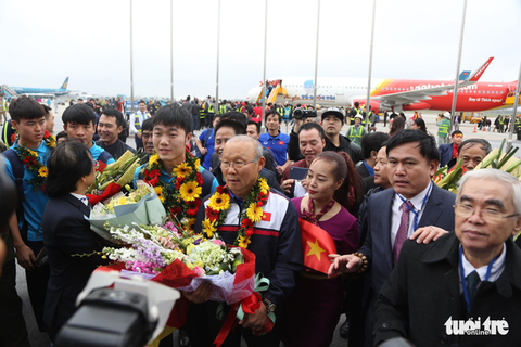 Xuân Trường nói tiếng Anh như gió trên truyền hình - Ảnh 4. Xuân Trường nói tiếng Anh như gió trên truyền hình - Ảnh 4.