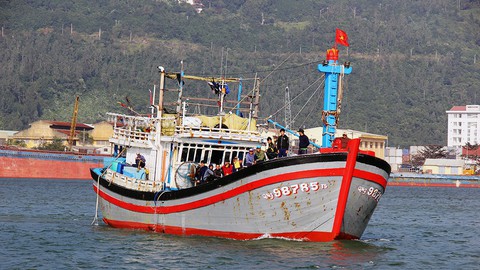 Ngư dân Quảng Ngãi cứu sống tay chơi thuyền buồm Mỹ gặp nạn - Ảnh 2. Ngư dân Quảng Ngãi cứu sống tay chơi thuyền buồm Mỹ gặp nạn - Ảnh 2.