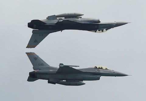 Đã mắt với màn máy bay nhào lộn ở Singapore Airshow 2018 - Ảnh 8. Đã mắt với màn máy bay nhào lộn ở Singapore Airshow 2018 - Ảnh 8.