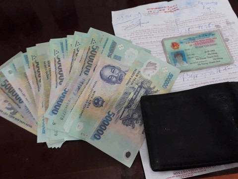 Nhận lại của rơi chỉ sau một ngày nhờ mạng xã hội - Ảnh 1. Nhận lại của rơi chỉ sau một ngày nhờ mạng xã hội - Ảnh 1.