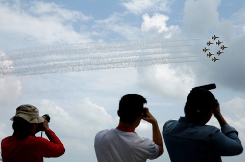 Đã mắt với màn máy bay nhào lộn ở Singapore Airshow 2018 - Ảnh 3. Đã mắt với màn máy bay nhào lộn ở Singapore Airshow 2018 - Ảnh 3.