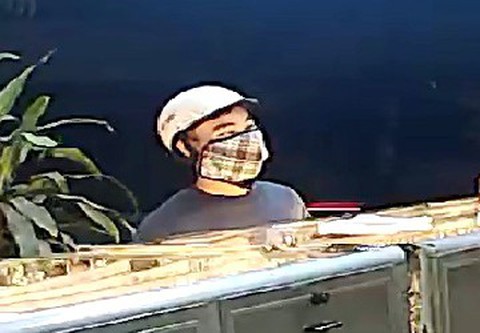 Công an thông báo truy tìm đối tượng cướp tiệm vàng táo tợn - Ảnh 2. Công an thông báo truy tìm đối tượng cướp tiệm vàng táo tợn - Ảnh 2.