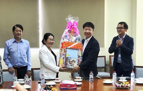 Lãnh đạo TP.HCM thăm, chúc Tết đại diện Giáo hội Phật giáo - Ảnh 2. Lãnh đạo TP.HCM thăm, chúc Tết đại diện Giáo hội Phật giáo - Ảnh 2.