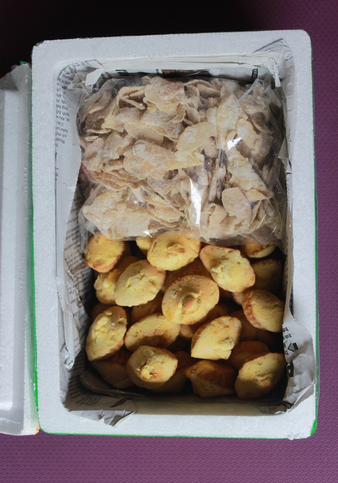 Thùng bánh thuẫn của mẹ tôi vượt ngàn cây số - Ảnh 1. Thùng bánh thuẫn của mẹ tôi vượt ngàn cây số - Ảnh 1.