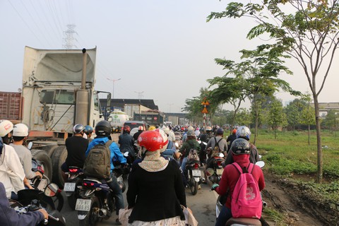 Càng về cuối năm, xa lộ Hà Nội càng kẹt cứng - Ảnh 4. Càng về cuối năm, xa lộ Hà Nội càng kẹt cứng - Ảnh 4.