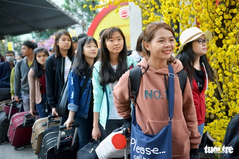 Chuyến xe mùa xuân đưa 3.000 sinh viên về quê đón Tết - Ảnh 6. Chuyến xe mùa xuân đưa 3.000 sinh viên về quê đón Tết - Ảnh 6.