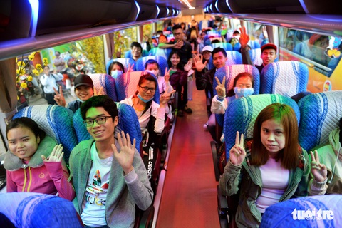 Chuyến xe mùa xuân đưa 3.000 sinh viên về quê đón Tết - Ảnh 9. Chuyến xe mùa xuân đưa 3.000 sinh viên về quê đón Tết - Ảnh 9.