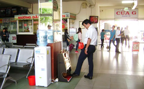 Lắp máy đánh giày miễn phí tại bến xe miền Đông - Ảnh 1. Lắp máy đánh giày miễn phí tại bến xe miền Đông - Ảnh 1.