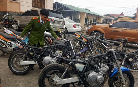 Phát hiện cả một kho môtô phân khối lớn không giấy tờ - Ảnh 1. Phát hiện cả một kho môtô phân khối lớn không giấy tờ - Ảnh 1.