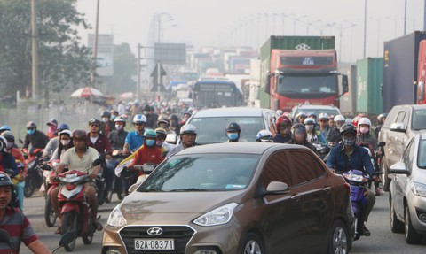 Càng về cuối năm, xa lộ Hà Nội càng kẹt cứng - Ảnh 1. Càng về cuối năm, xa lộ Hà Nội càng kẹt cứng - Ảnh 1.