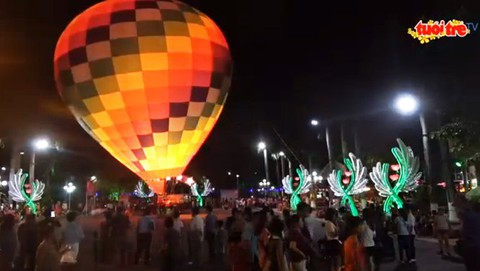 Một lần bị ăn Tết Sài Gòn, tôi đã thấy gì? - Ảnh 1. Một lần bị ăn Tết Sài Gòn, tôi đã thấy gì? - Ảnh 1.