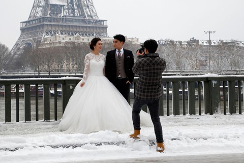 Chụp ảnh cưới nơi tháp Eiffel khoác màu tuyết trắng - Ảnh 1. Chụp ảnh cưới nơi tháp Eiffel khoác màu tuyết trắng - Ảnh 1.
