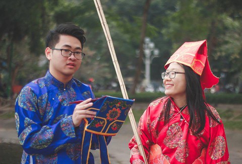 Táo Quân dọn rác bên hồ - Ảnh 3. Táo Quân dọn rác bên hồ - Ảnh 3.