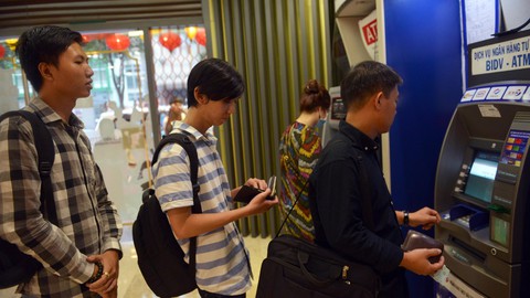 Đến hẹn, nhiều ATM lại bỗng dưng trục trặc, hết tiền - Ảnh 1. Đến hẹn, nhiều ATM lại bỗng dưng trục trặc, hết tiền - Ảnh 1.
