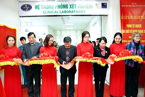 Đưa vào hoạt động Phòng xét nghiệm về kháng kháng sinh hiện đại - Ảnh 1. Đưa vào hoạt động Phòng xét nghiệm về kháng kháng sinh hiện đại - Ảnh 1.