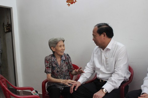 Lãnh đạo TP.HCM thăm chúc Tết hộ nghèo - Ảnh 4. Lãnh đạo TP.HCM thăm chúc Tết hộ nghèo - Ảnh 4.