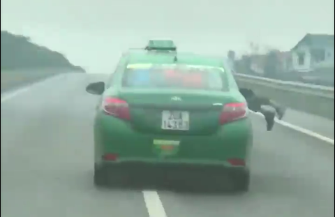 Taxi hất công an lên nắp capô phóng bạt mạng trên đường cao tốc - Ảnh 1. Taxi hất công an lên nắp capô phóng bạt mạng trên đường cao tốc - Ảnh 1.