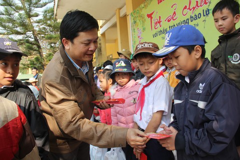 Học trò vùng tâm lũ Bình Minh hớn hở nhận quà tết từ Tuổi Trẻ - Ảnh 4. Học trò vùng tâm lũ Bình Minh hớn hở nhận quà tết từ Tuổi Trẻ - Ảnh 4.