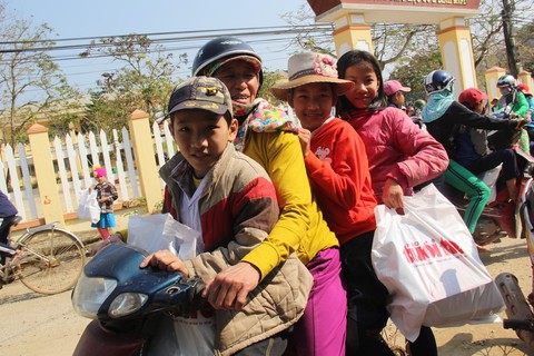 Học trò vùng tâm lũ Bình Minh hớn hở nhận quà tết từ Tuổi Trẻ - Ảnh 8. Học trò vùng tâm lũ Bình Minh hớn hở nhận quà tết từ Tuổi Trẻ - Ảnh 8.