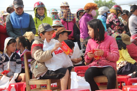Học trò vùng tâm lũ Bình Minh hớn hở nhận quà tết từ Tuổi Trẻ - Ảnh 9. Học trò vùng tâm lũ Bình Minh hớn hở nhận quà tết từ Tuổi Trẻ - Ảnh 9.