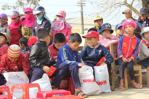 Học trò vùng tâm lũ Bình Minh hớn hở nhận quà tết từ Tuổi Trẻ - Ảnh 6. Học trò vùng tâm lũ Bình Minh hớn hở nhận quà tết từ Tuổi Trẻ - Ảnh 6.