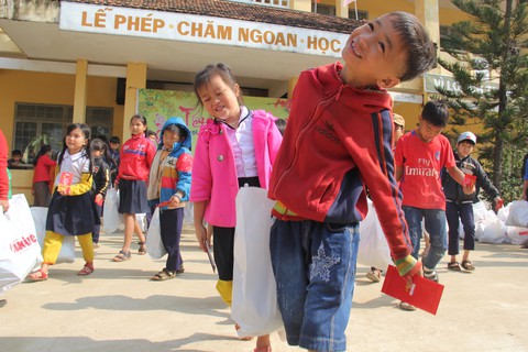 Học trò vùng tâm lũ Bình Minh hớn hở nhận quà tết từ Tuổi Trẻ - Ảnh 1. Học trò vùng tâm lũ Bình Minh hớn hở nhận quà tết từ Tuổi Trẻ - Ảnh 1.