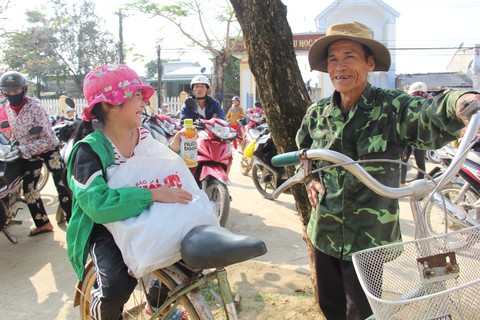 Học trò vùng tâm lũ Bình Minh hớn hở nhận quà tết từ Tuổi Trẻ - Ảnh 7. Học trò vùng tâm lũ Bình Minh hớn hở nhận quà tết từ Tuổi Trẻ - Ảnh 7.