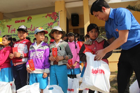 Học trò vùng tâm lũ Bình Minh hớn hở nhận quà tết từ Tuổi Trẻ - Ảnh 3. Học trò vùng tâm lũ Bình Minh hớn hở nhận quà tết từ Tuổi Trẻ - Ảnh 3.