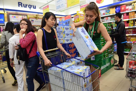 Bia nội tăng cung, kèn cựa nhau giá - Ảnh 1. Bia nội tăng cung, kèn cựa nhau giá - Ảnh 1.