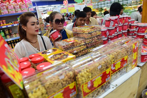 Đầy ắp hàng tết chờ người mua - Ảnh 1. Đầy ắp hàng tết chờ người mua - Ảnh 1.