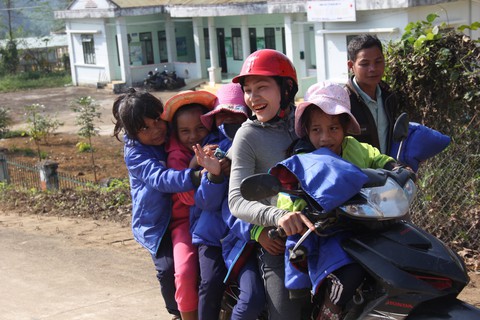 Bạn đọc Tuổi Trẻ mang hơi ấm cho trẻ vùng cao - Ảnh 6. Bạn đọc Tuổi Trẻ mang hơi ấm cho trẻ vùng cao - Ảnh 6.