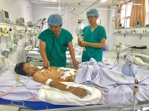 Phẫu thuật cứu người đàn ông bị nắp cống nghiền nát - Ảnh 1. Phẫu thuật cứu người đàn ông bị nắp cống nghiền nát - Ảnh 1.