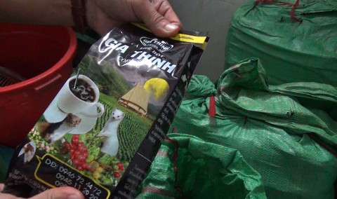 Phạt chủ tiệm cà phê trộn đậu nành và bắp rang cháy - Ảnh 1. Phạt chủ tiệm cà phê trộn đậu nành và bắp rang cháy - Ảnh 1.