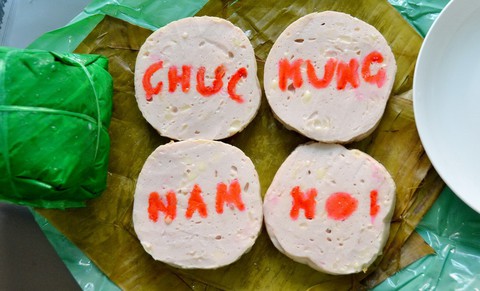 Tết này lạ mắt với chả lụa có chữ, lì xì qua ví điện tử - Ảnh 1. Tết này lạ mắt với chả lụa có chữ, lì xì qua ví điện tử - Ảnh 1.