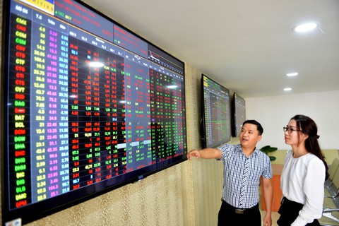 Chứng khoán lại đỏ sàn, Vn-Index mất thêm gần 13 điểm - Ảnh 1. Chứng khoán lại đỏ sàn, Vn-Index mất thêm gần 13 điểm - Ảnh 1.